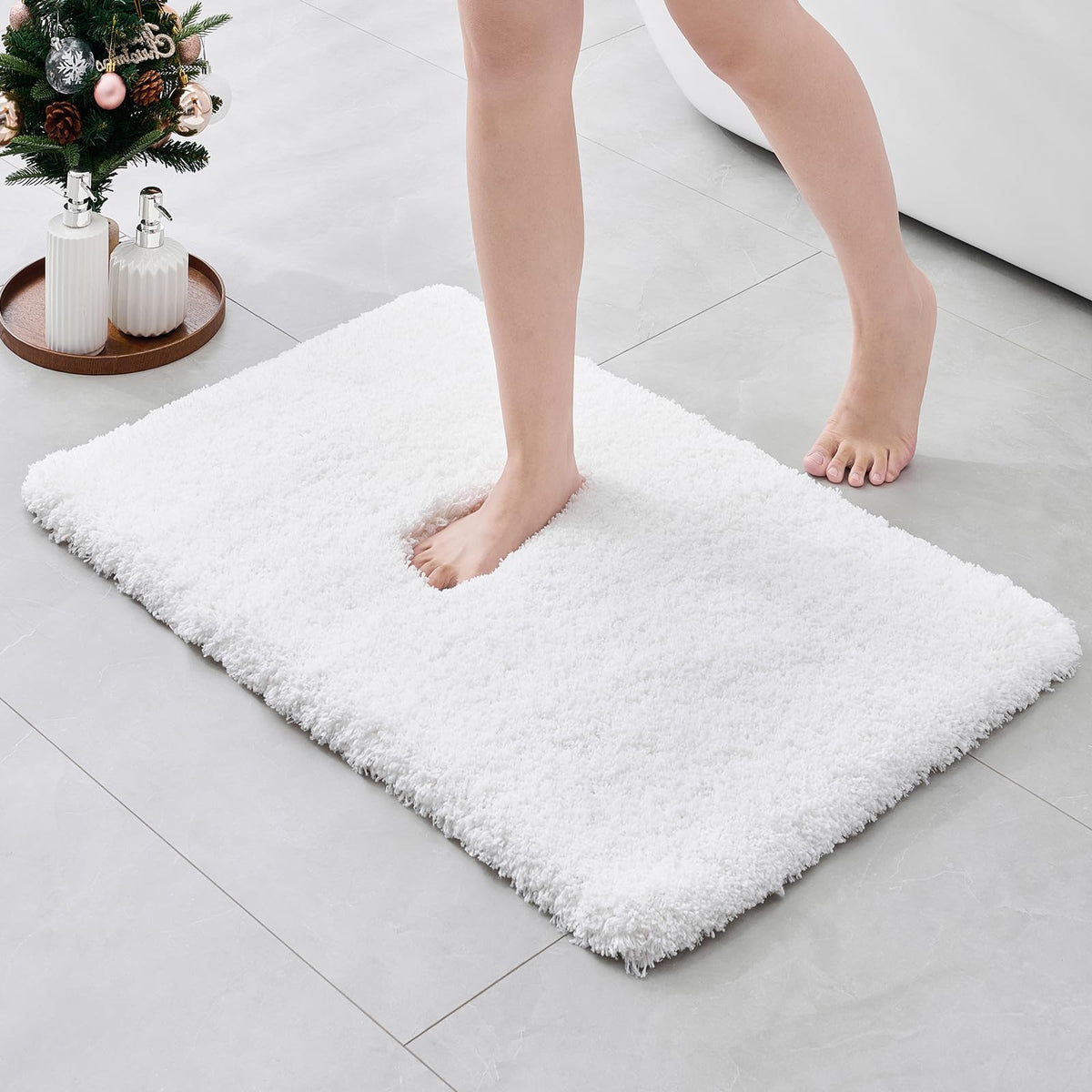ILANGO Bathroom Rugs 32" × 20", Extra Soft Absorbent Microfiber Bath Rugs