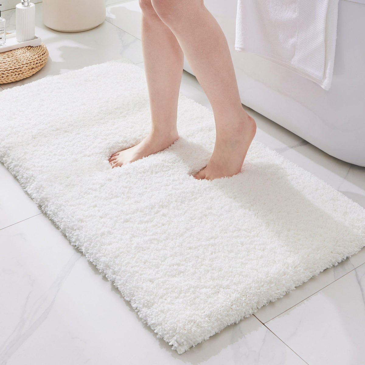 ILANGO Bathroom Rugs 32" × 20", Extra Soft Absorbent Microfiber Bath Rugs