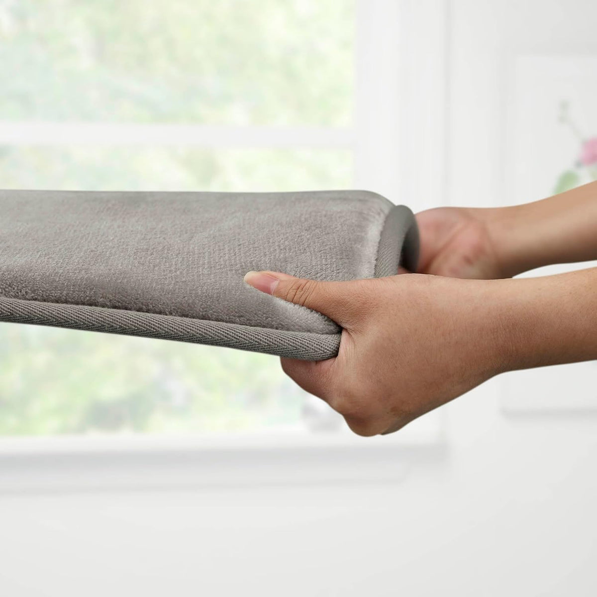 Memory Foam Bath Mat Non Slip Absorbent Super Cozy Velvet Bathroom Rug Carpet (20 inches X 32 inches, Grey)