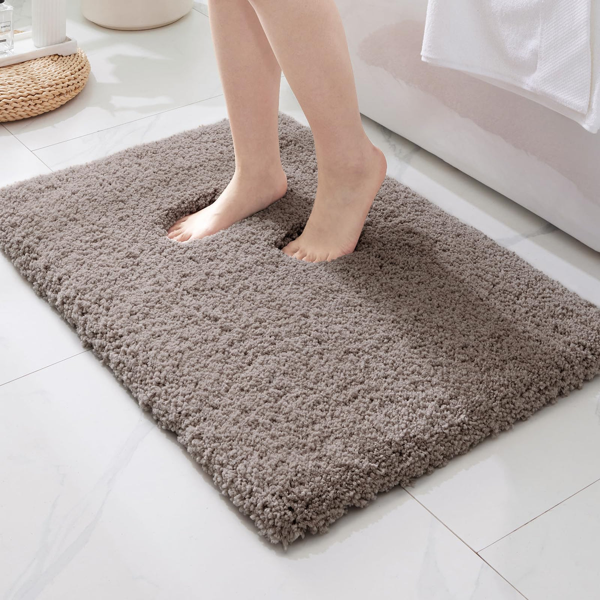 ILANGO Bathroom Rugs 32" × 20", Extra Soft Absorbent Microfiber Bath Rugs