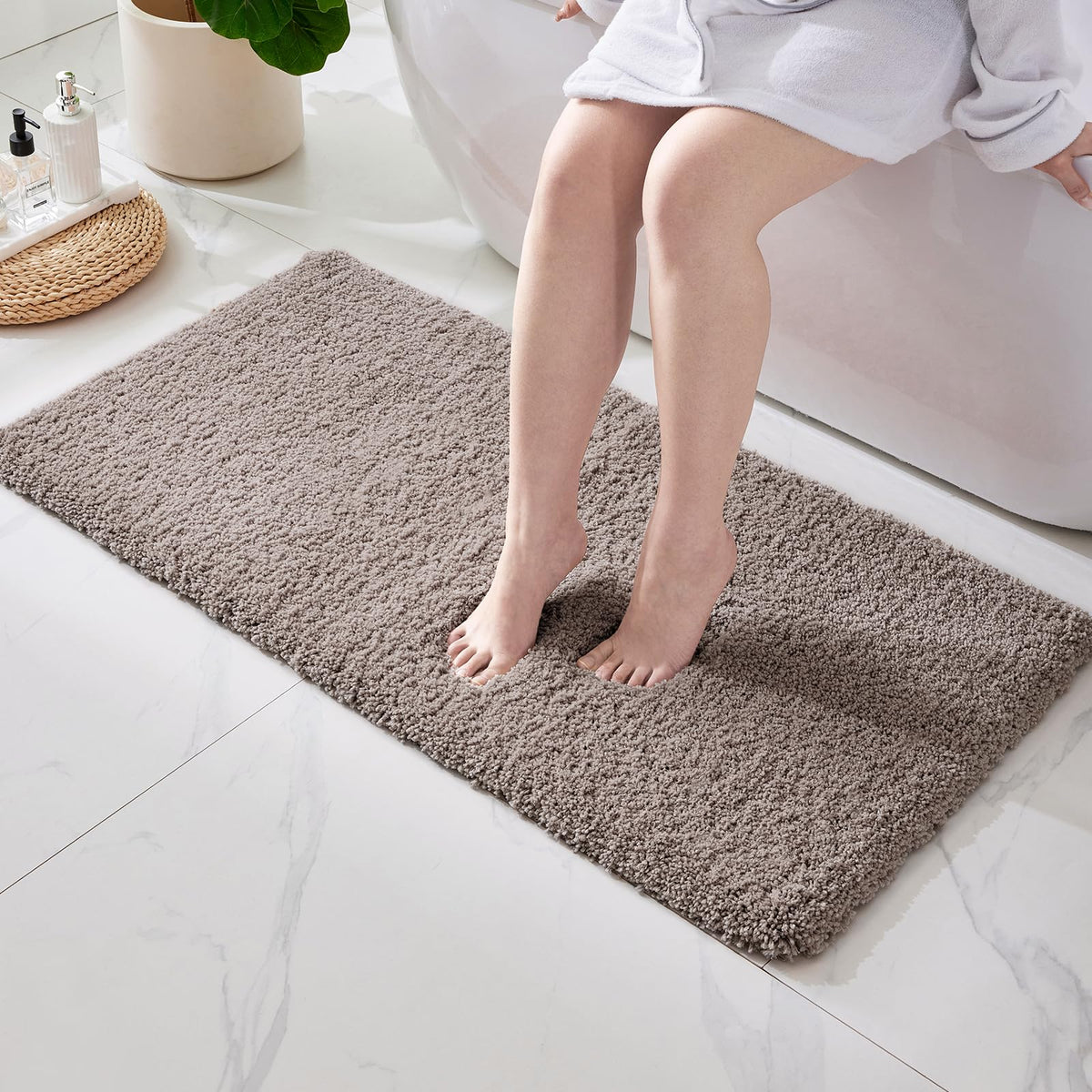 ILANGO Bathroom Rugs 32" × 20", Extra Soft Absorbent Microfiber Bath Rugs