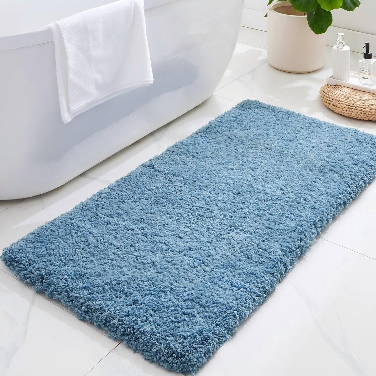 ILANGO Bathroom Rugs 24" × 17", Extra Soft Absorbent Microfiber Bath Rugs