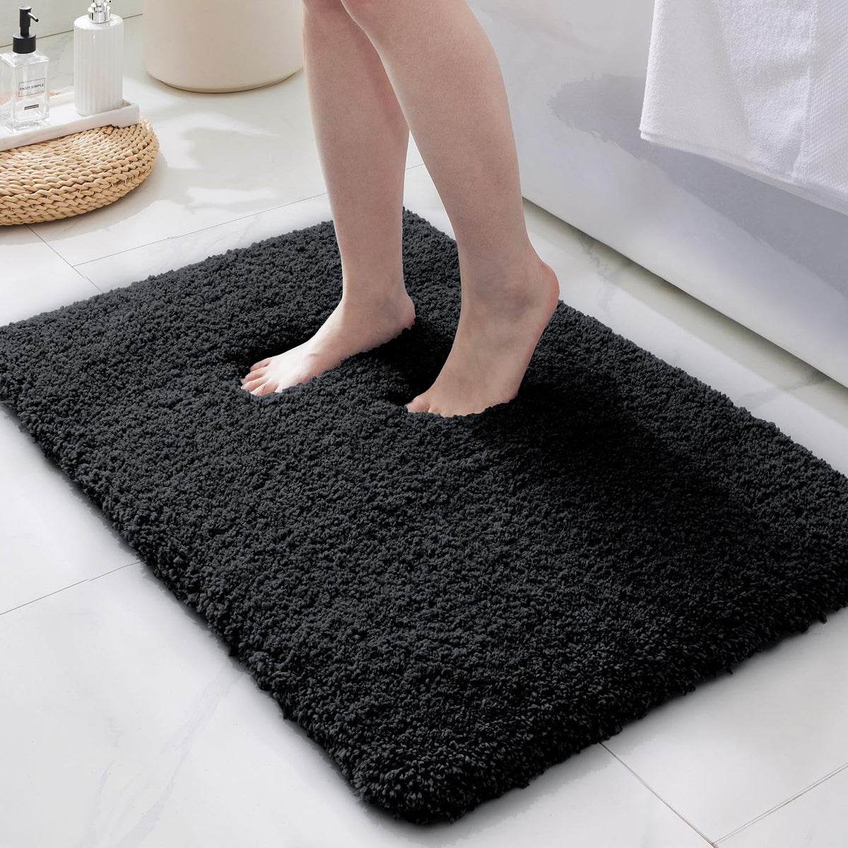 ILANGO Bathroom Rugs 32" × 20", Extra Soft Absorbent Microfiber Bath Rugs