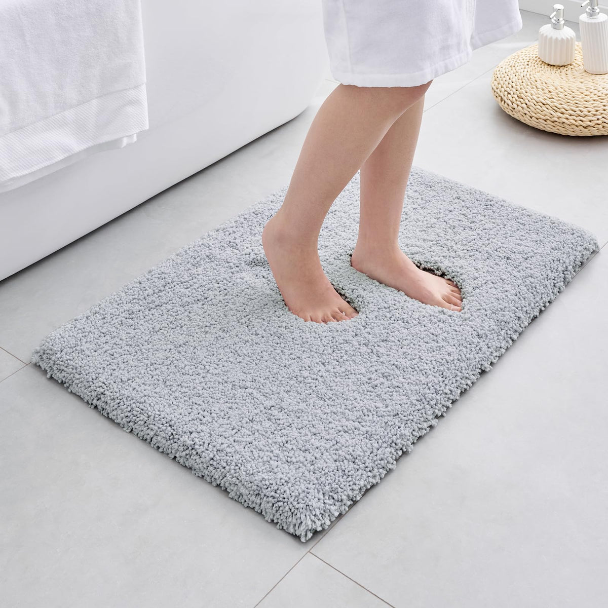ILANGO Bathroom Rugs 32" × 20", Extra Soft Absorbent Microfiber Bath Rugs
