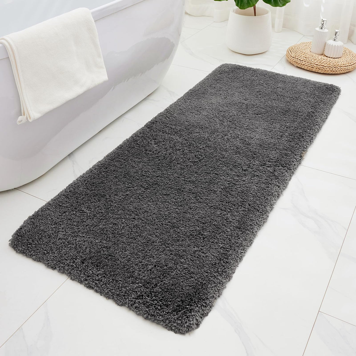 ILANGO Bathroom Rugs 32" × 20", Extra Soft Absorbent Microfiber Bath Rugs