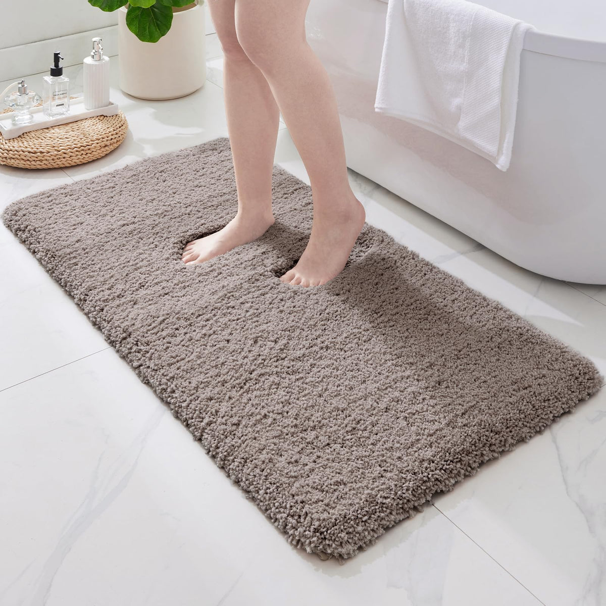 ILANGO Bathroom Rugs 32" × 20", Extra Soft Absorbent Microfiber Bath Rugs