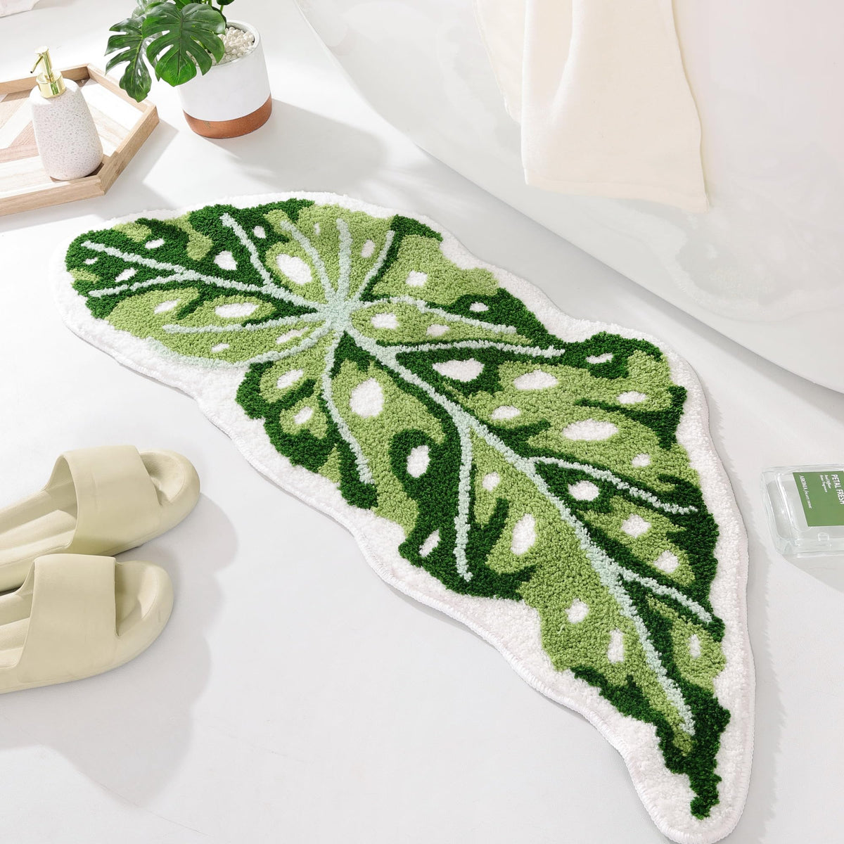 Panstar Large Monstera Leaf Bath Mat, Non Slip Green Plant Bathroom Rug, Absorbent Cute Palm Shaped Bathtub Rug Bathroom Plush Shower Rugs (32"X26")